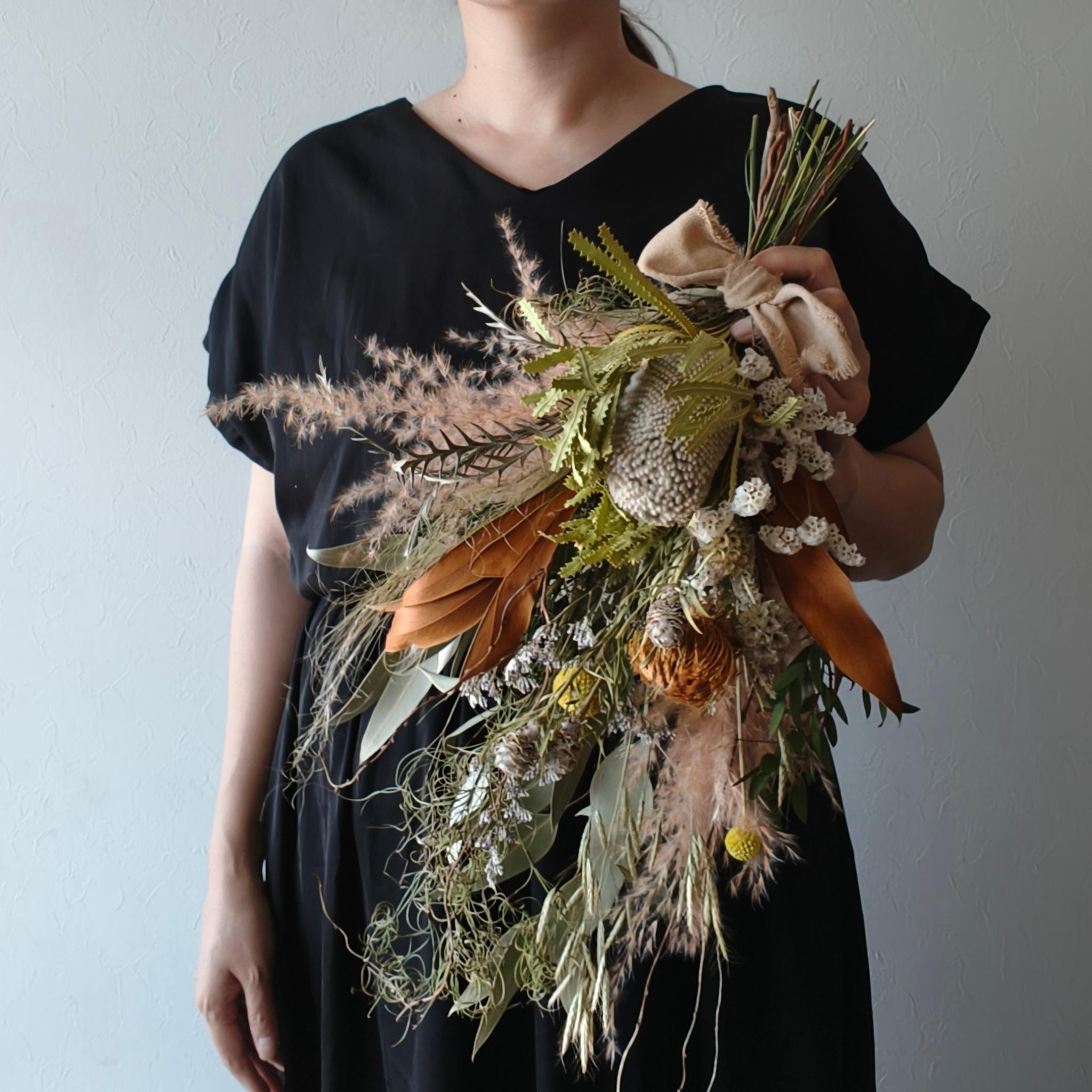 ワイルドフラワーのドライフラワースワッグブーケ ウェディングブーケ前撮り 和装 インテリア ユーカリ バンクシア リース | 9枚目